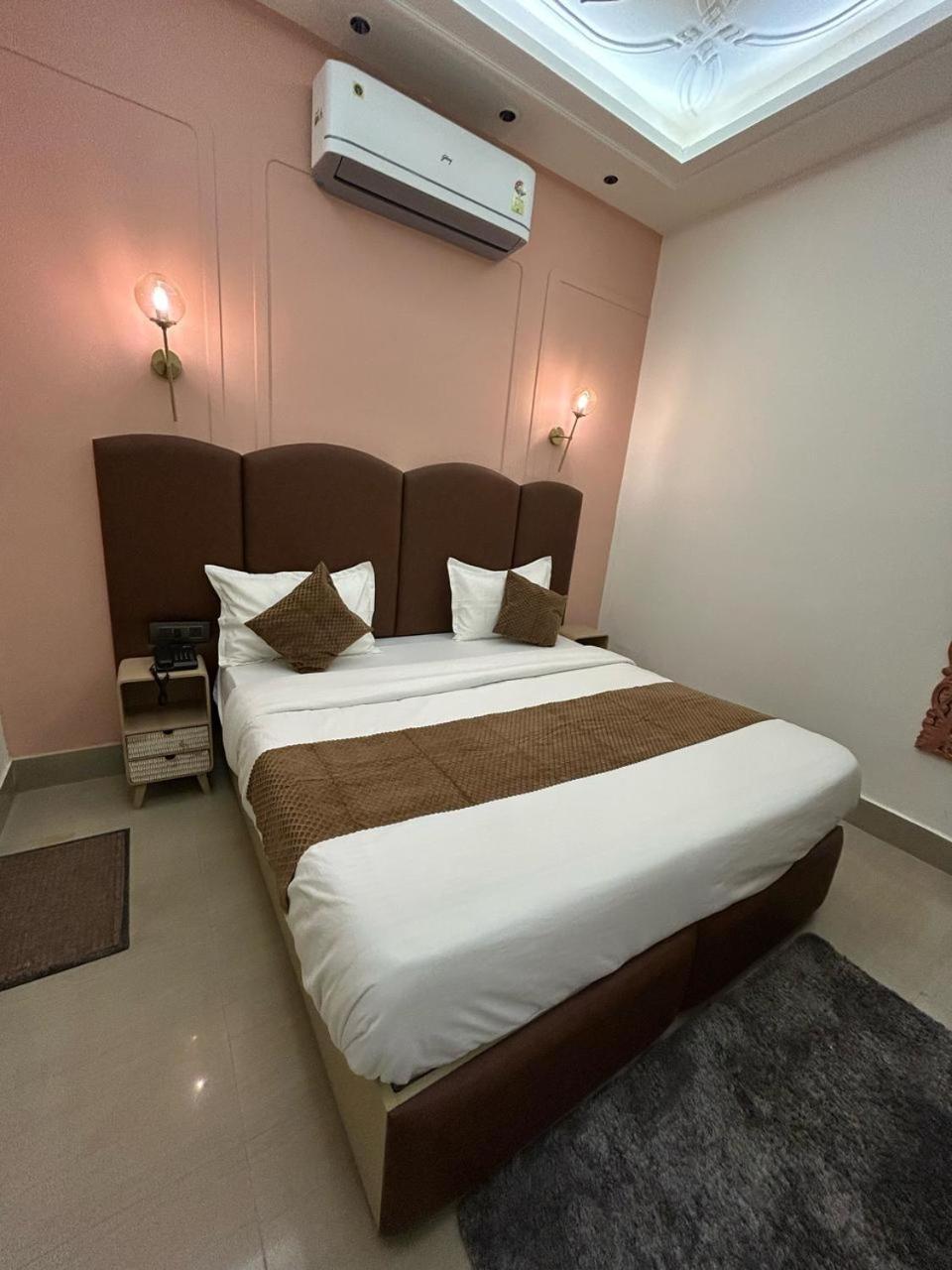 Divine Hotel Karnāl Exterior foto