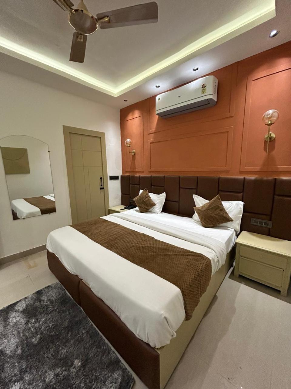 Divine Hotel Karnāl Exterior foto